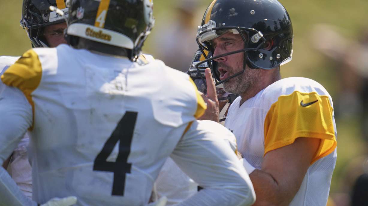 Pittsburgh Steelers quarterback Aaron Rodgers, right, calls a play in the huddle during practice at NFL football training camp in Latrobe, Pa., Wednesday, July 30, 2025.