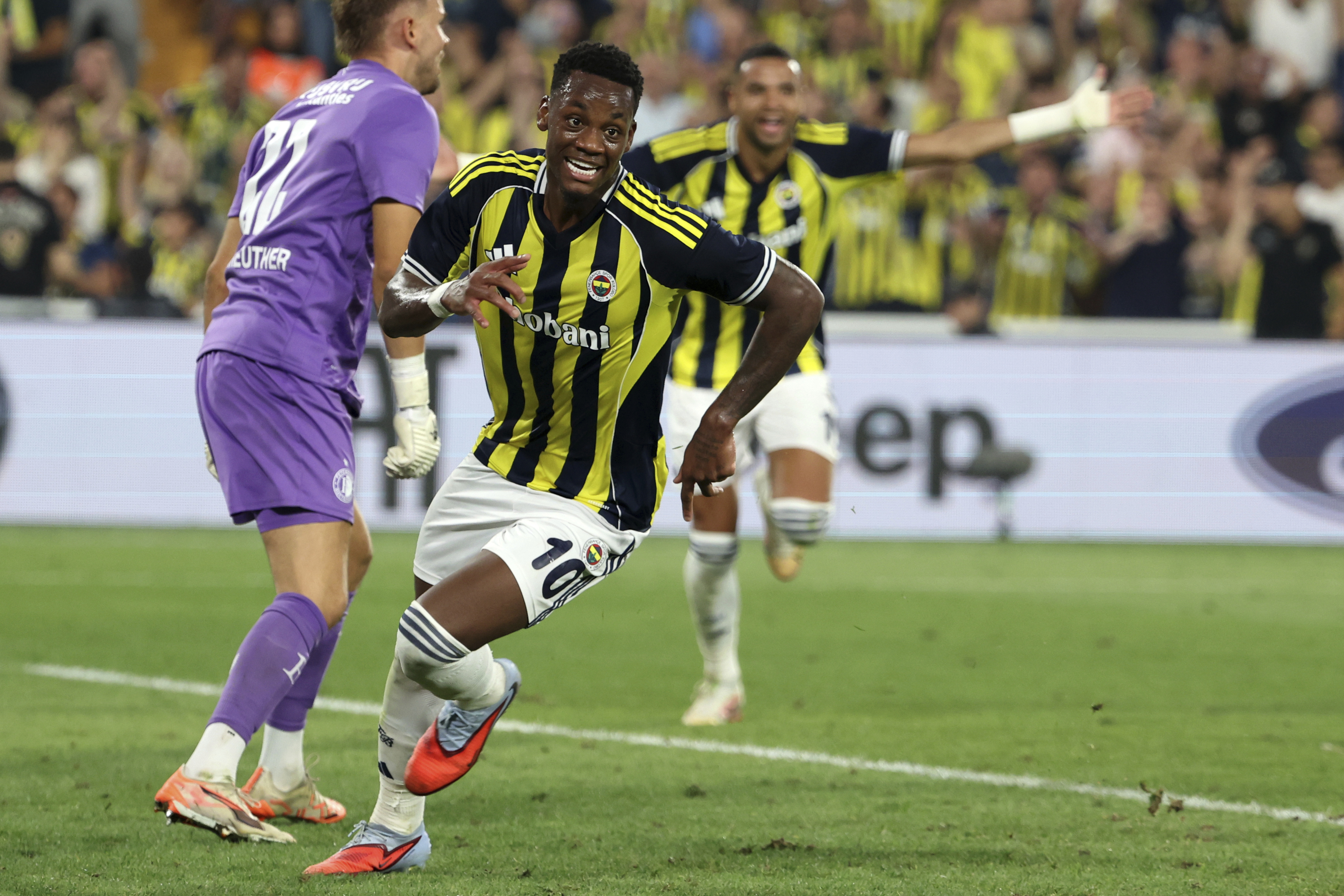 Fenerbahce's Jhon Duran celebrates his side's second goal during a Champions League third qualifying round second leg soccer match between Fenerbahce and Feyenoord at the Ulker stadium, in Istanbul, Turkey, Tuesday, Aug. 12, 2025.