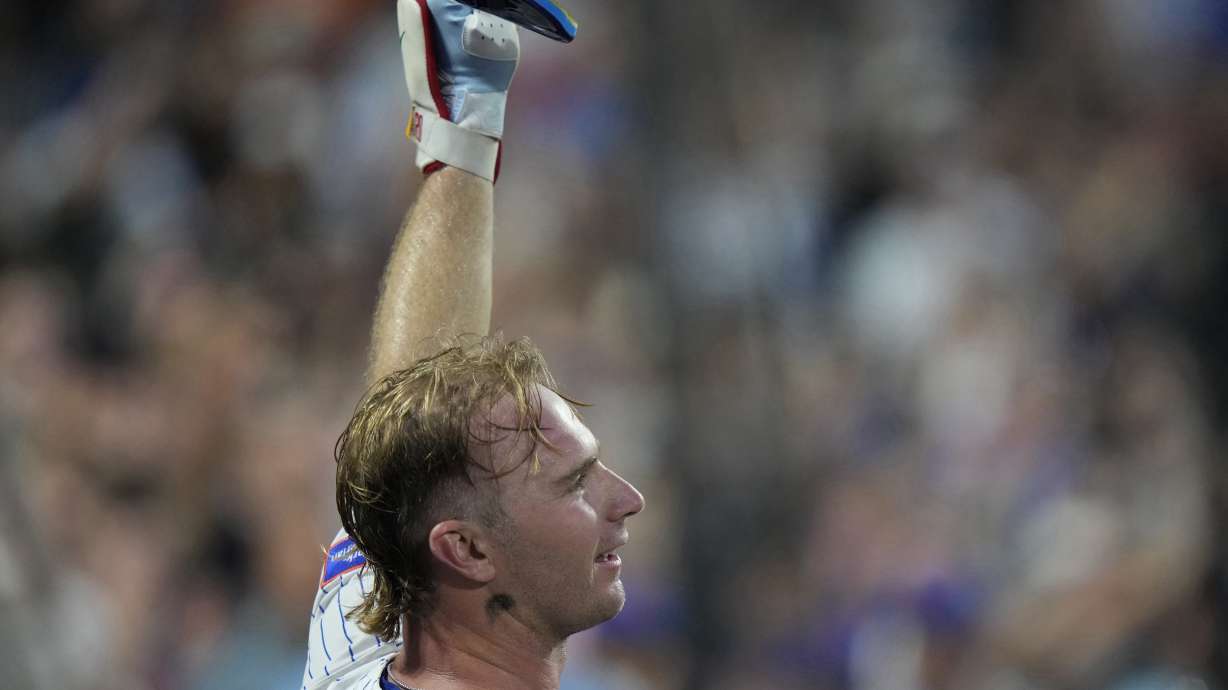 New York Mets' Pete Alonso gestures to the crowd after hitting a two-run home run during the third inning of a baseball game against the Atlanta Braves Tuesday, Aug. 12, 2025, in New York.