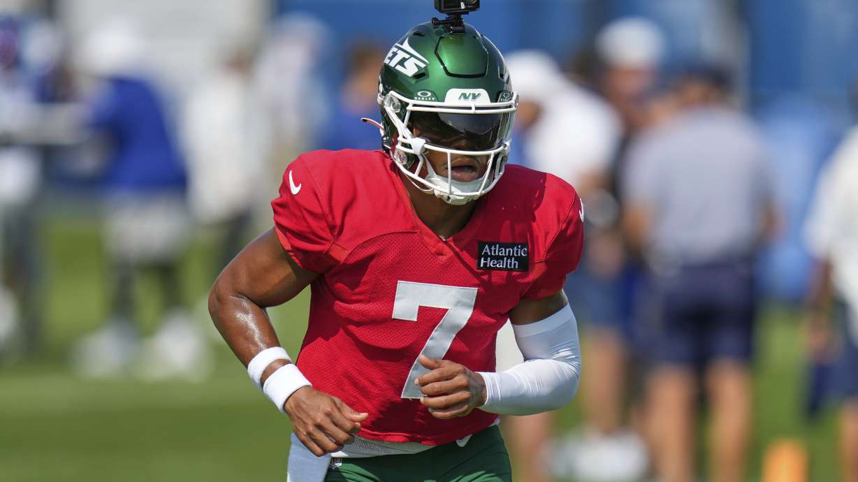 New York Jets' quarterback Justin Fields participates during a joint NFL football practice with the New York Giants in East Rutherford, N.J., Wednesday, Aug. 13, 2025.