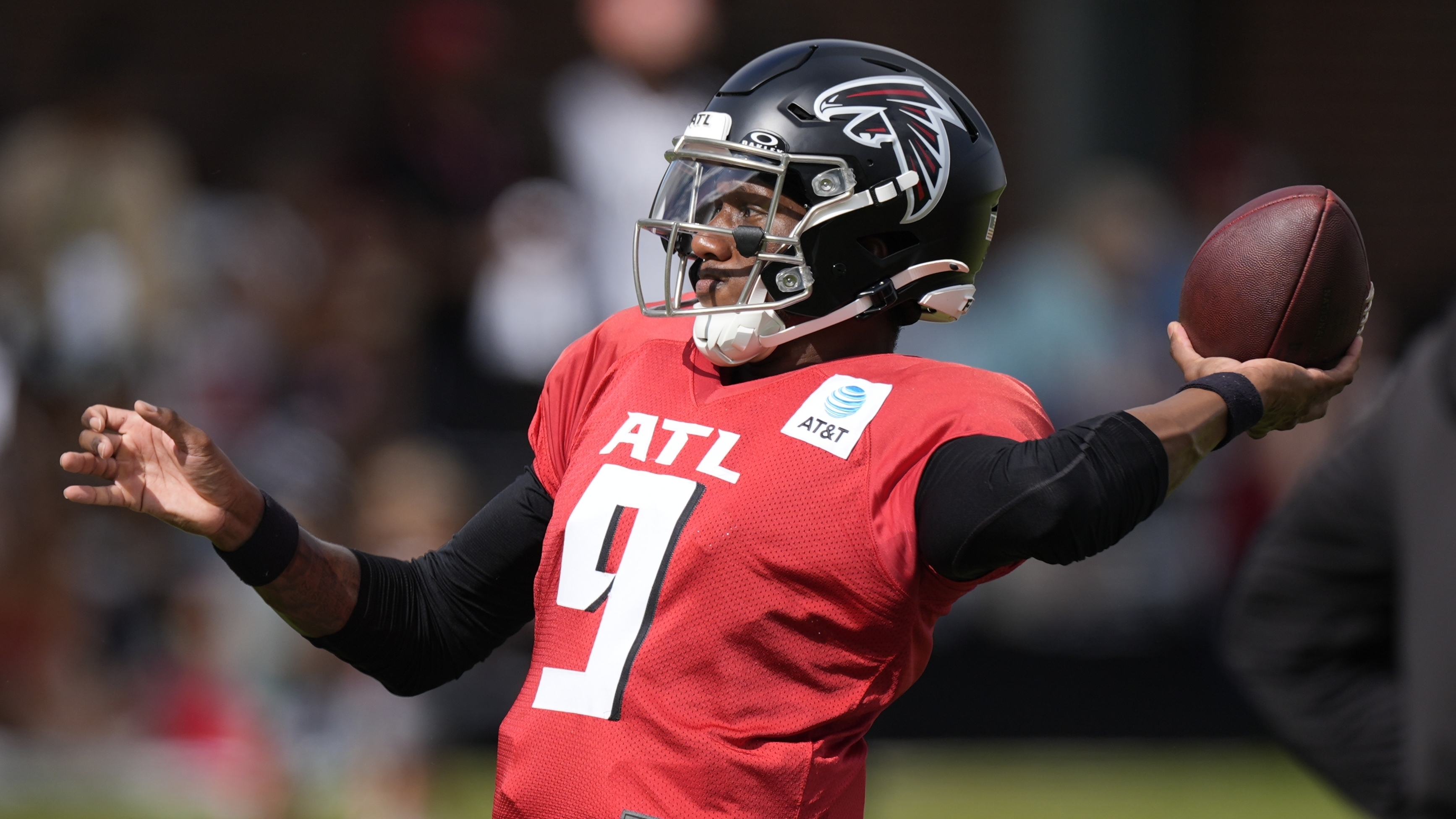 Atlanta Falcons quarterback Michael Penix Jr. works out during a joint NFL football practice between the Atlanta Falcons and the Tennessee Titans, Wednesday, Aug. 13, 2025, in Flowery Branch, Ga.