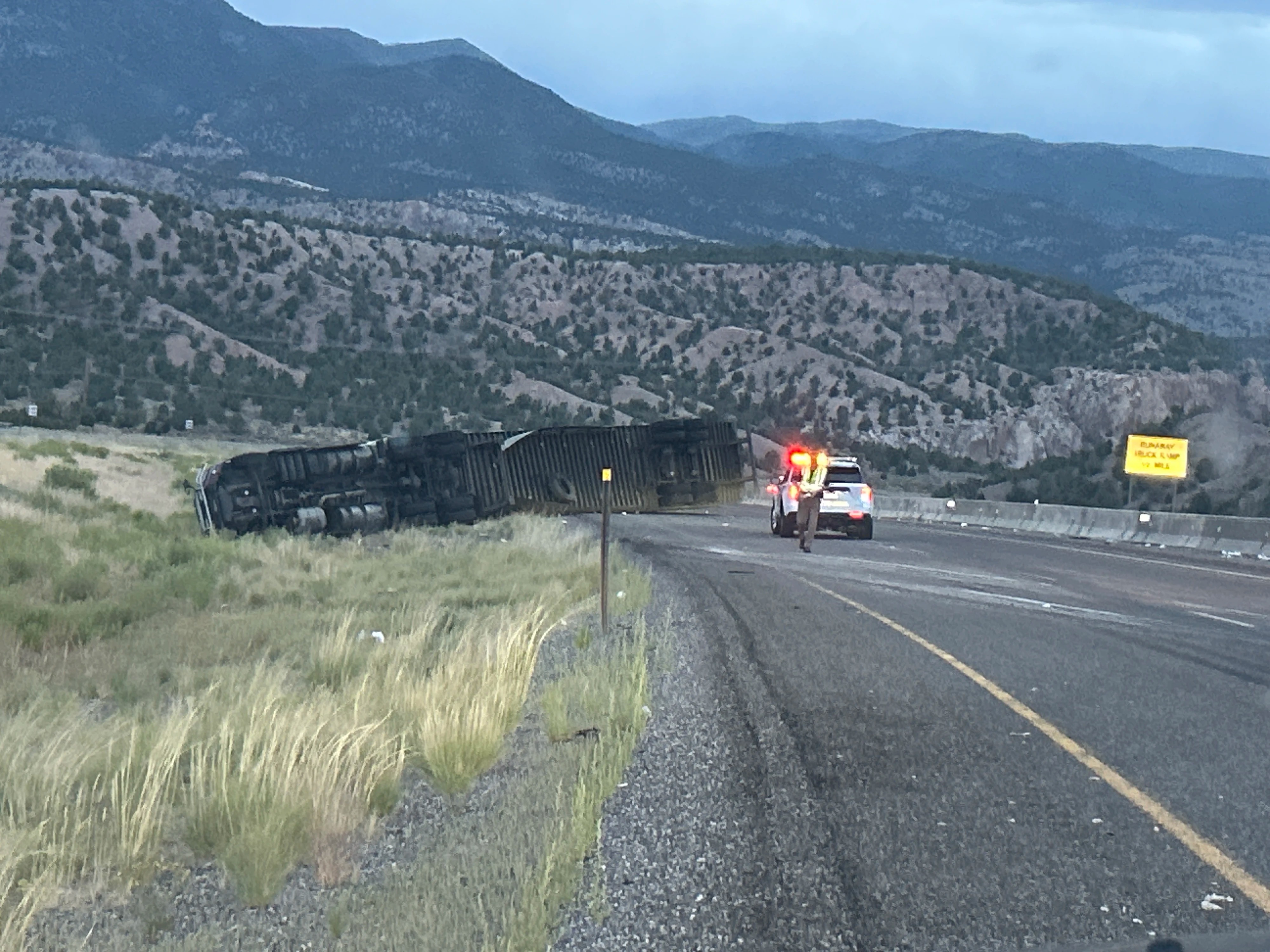 1 dead after semitruck rollover on I-70 in Sevier County