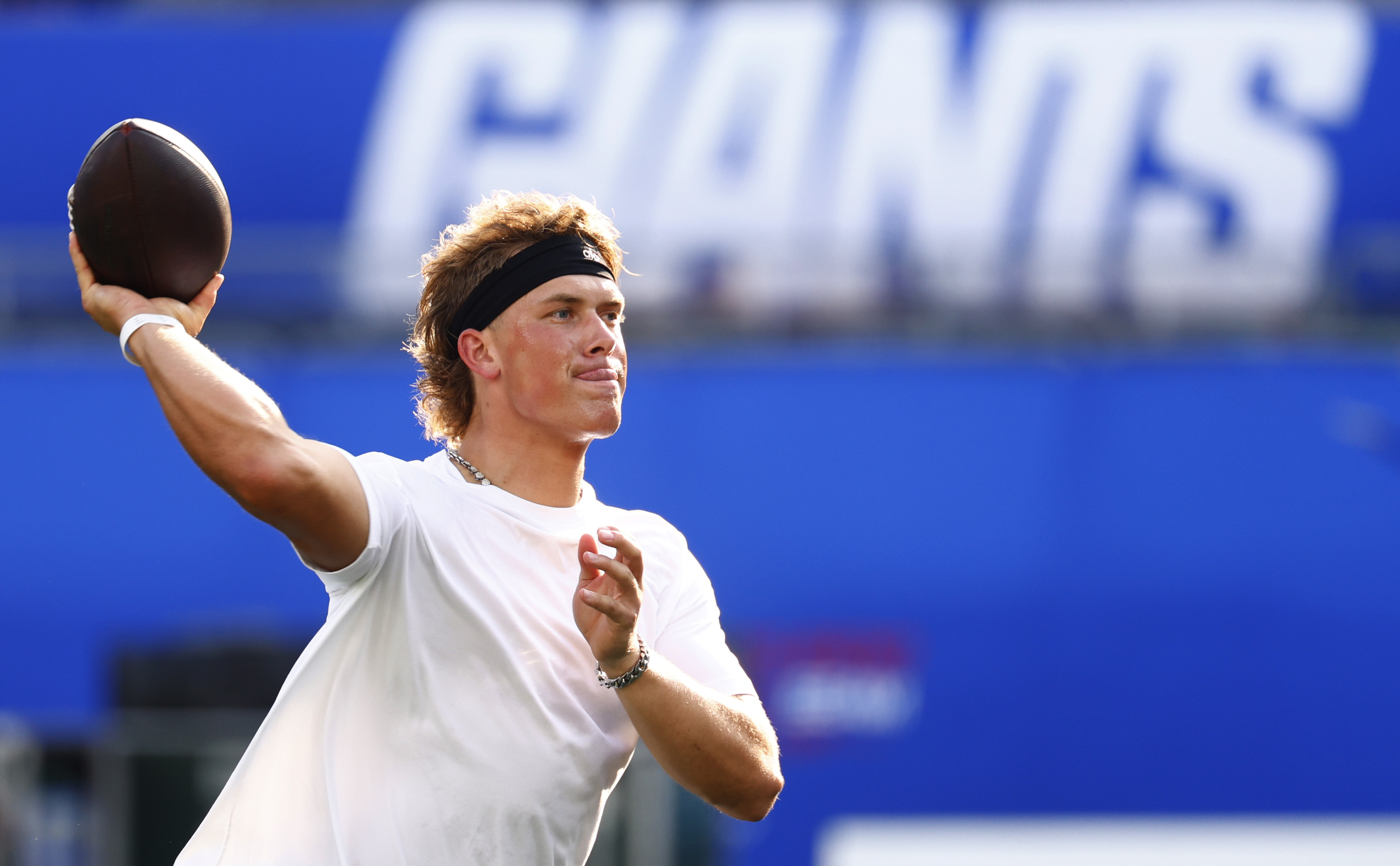 New York Giants quarterback Jaxson Dart warms up before a preseason NFL football game against the New York Jets in East Rutherford, N.J., Saturday, Aug. 16, 2025. 
