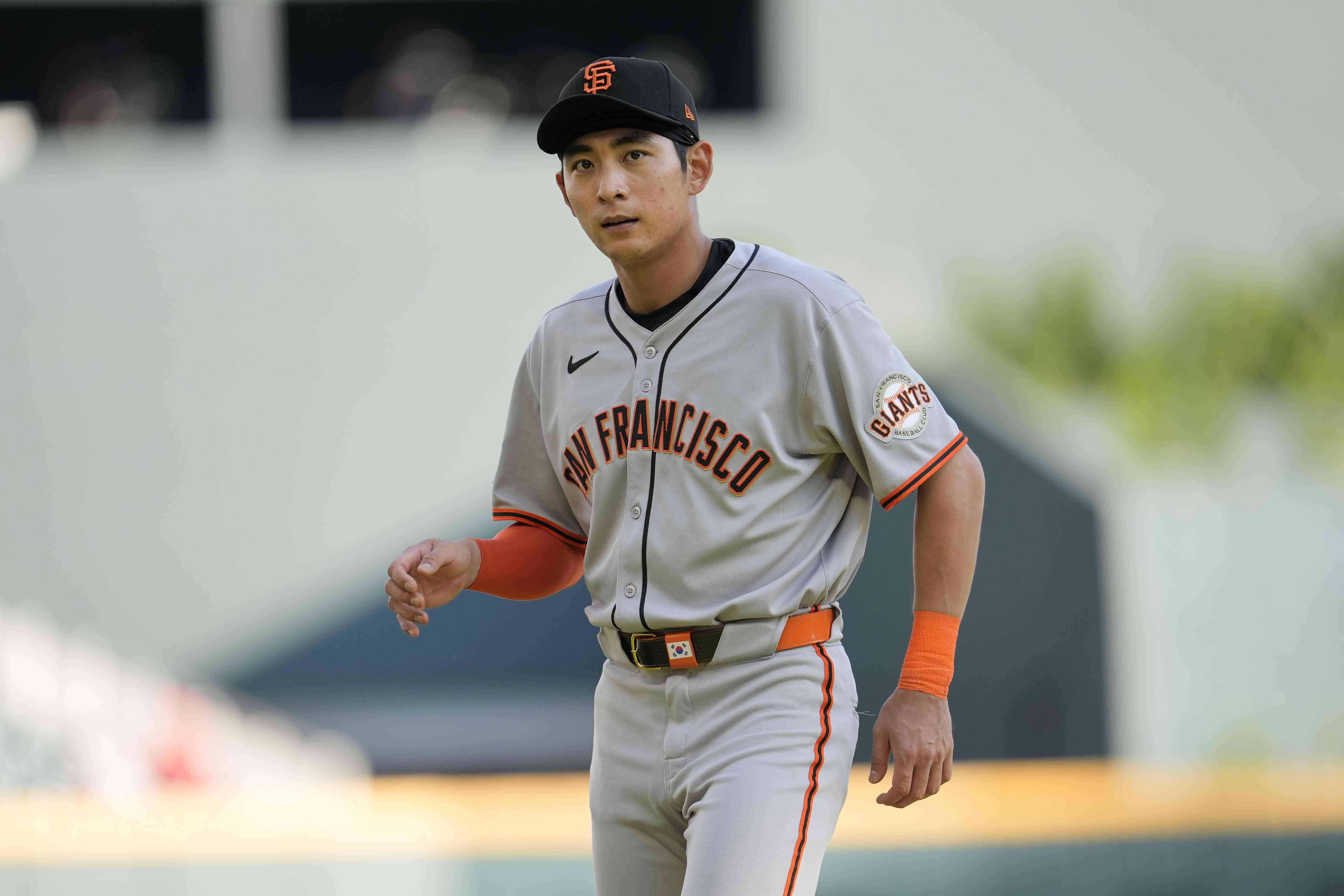San Francisco Giants outfielder Jung Hoo Lee (51) warms up before a baseball game between the Atlanta Braves and the San Francisco Giants, Tuesday, July 22, 2025, in Atlanta. 