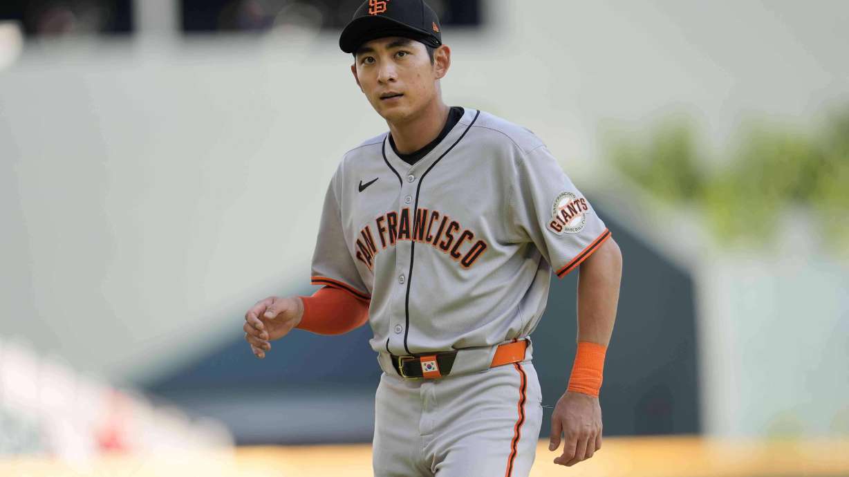 San Francisco Giants outfielder Jung Hoo Lee (51) warms up before a baseball game between the Atlanta Braves and the San Francisco Giants, Tuesday, July 22, 2025, in Atlanta.