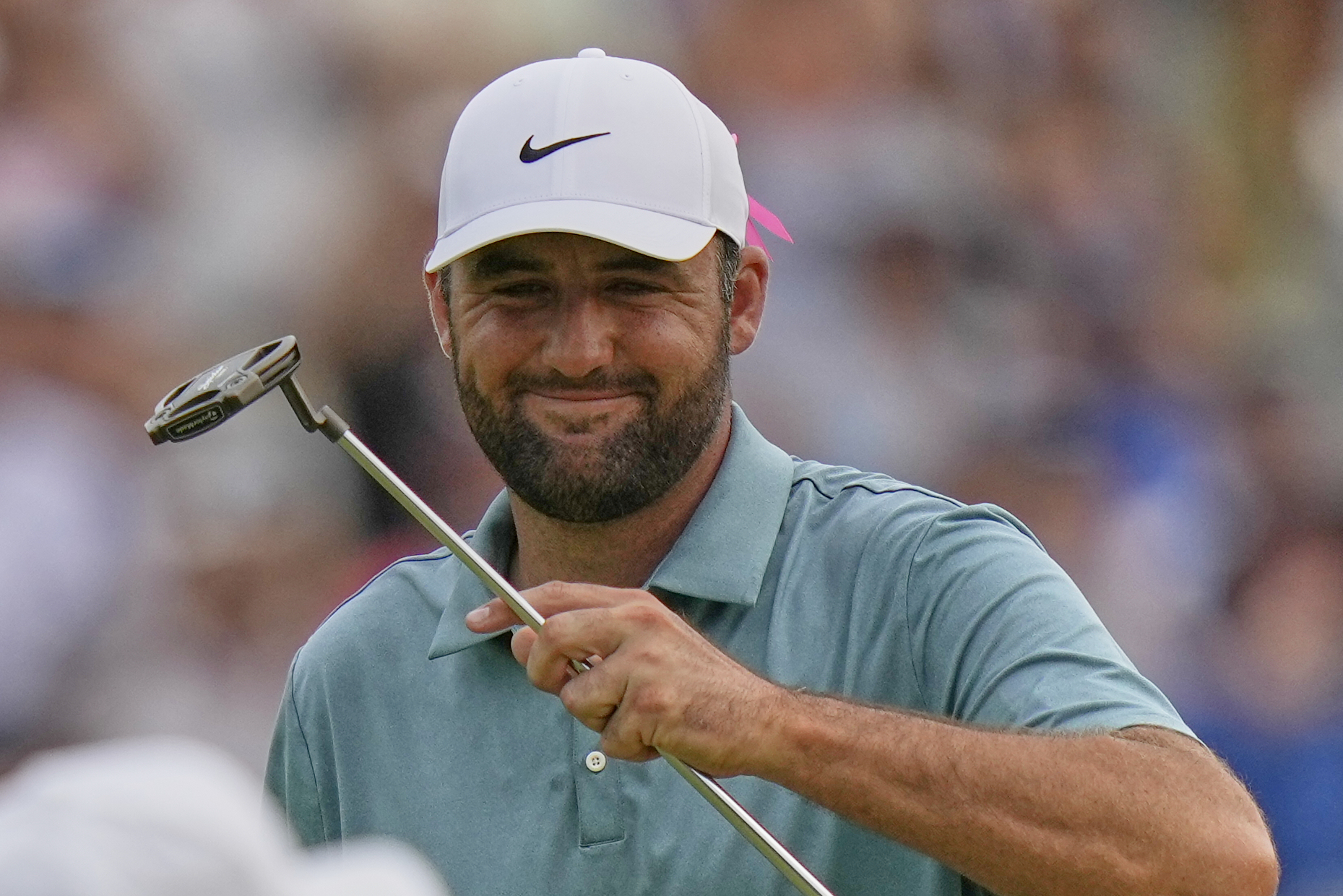 Scottie Scheffler celebrates on the 18th green after winning the BMW Championship golf tournament Sunday, Aug. 17, 2025, in Owings Mills, Md.
