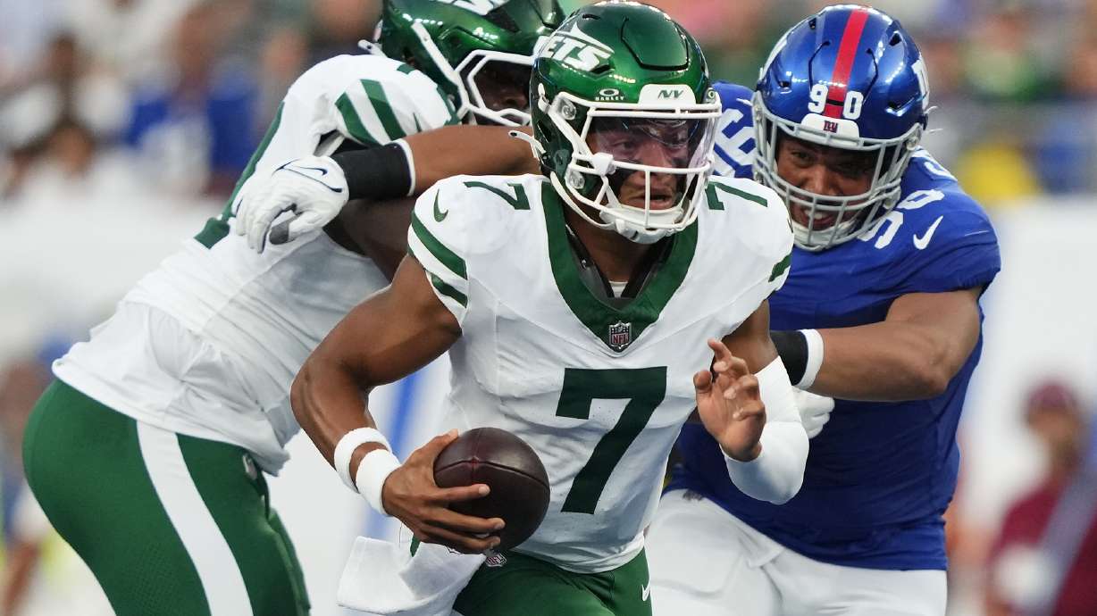 New York Jets quarterback Justin Fields (7) carries the ball against the New York Giants during the first quarter of an NFL football game, Saturday, Aug. 16, 2025, in East Rutherford, N.J.