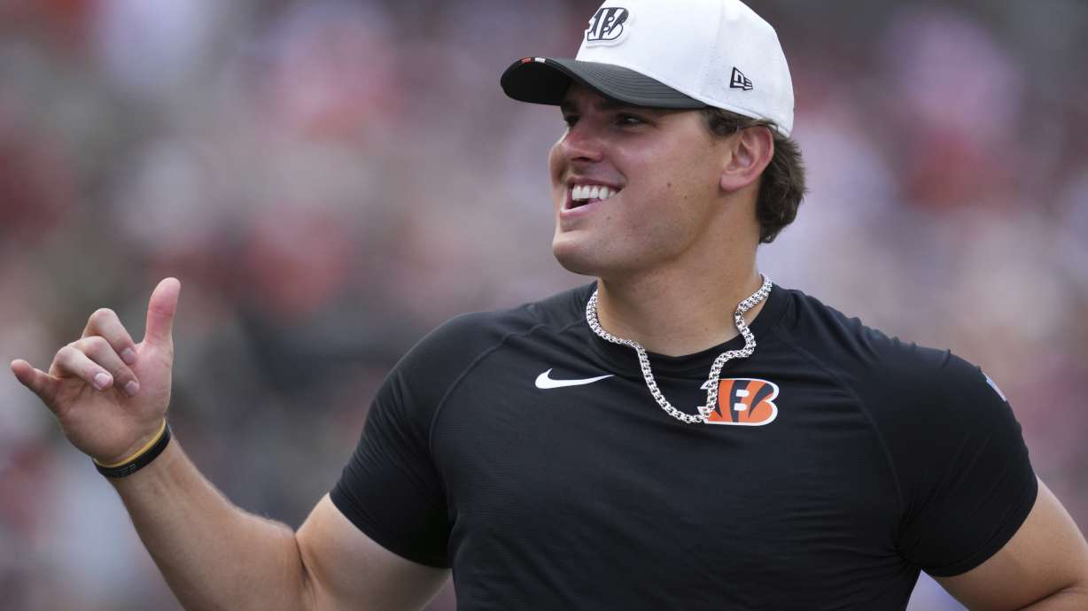 Cincinnati Bengals defensive end Trey Hendrickson runs off the field during a preseason NFL football game against the Indianapolis Colts, Saturday, Aug. 23, 2025, in Cincinnati.
