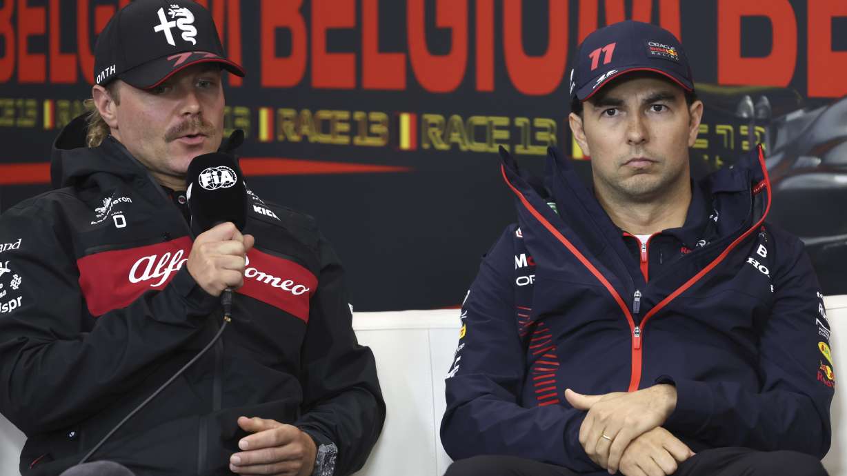 ARCHIVO - Foto del 27 de julio del 2023, el piloto finlandés Valtteri Bottas de Alfa Romeo junto al mexicano Sergio Pérezde Red Bull en conferencia de prensa antes del Gran Premio de Spa-Francorchamps en Bélgica.