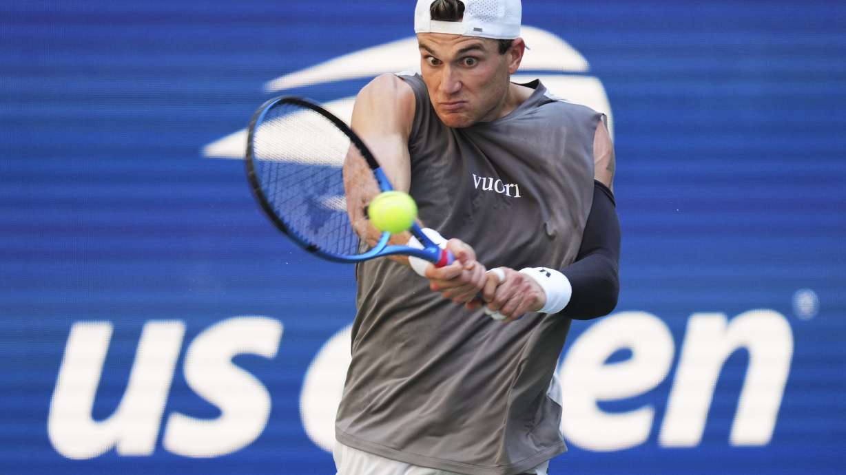 Jack Draper, of Great Britain, returns a shot to Federico Agustin Gomez, of Argentina, during the first round of the US Open tennis championships, Monday, Aug. 25, 2025, in New York.