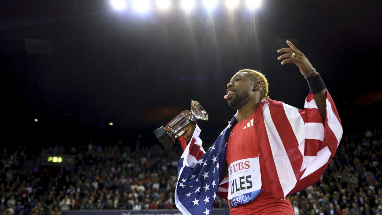 Noah Lyles of the US celebrates winning the men's 200m competition during the World Athletics Diamond League final 2025 athletics meeting in Zurich, Switzerland, Thursday, Aug. 28, 2025.