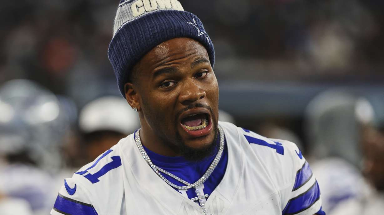 Dallas Cowboys' Micah Parsons talks with teammates on the sideline in the first half of a preseason NFL football game against the Baltimore Ravens Saturday, Aug. 16, 2025, in Arlington, Texas.