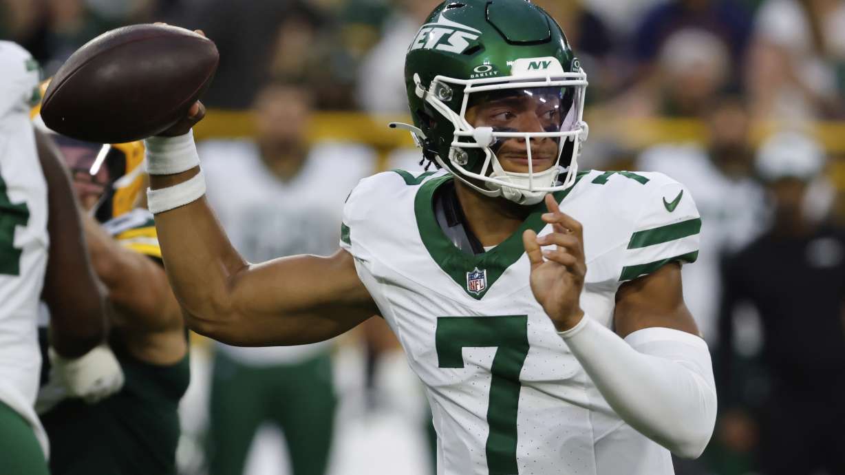 New York Jets' Justin Fields thorws during the first half of a preseason NFL football game against the Green Bay Packers Saturday, Aug. 9, 2025, in Green Bay, Wis.