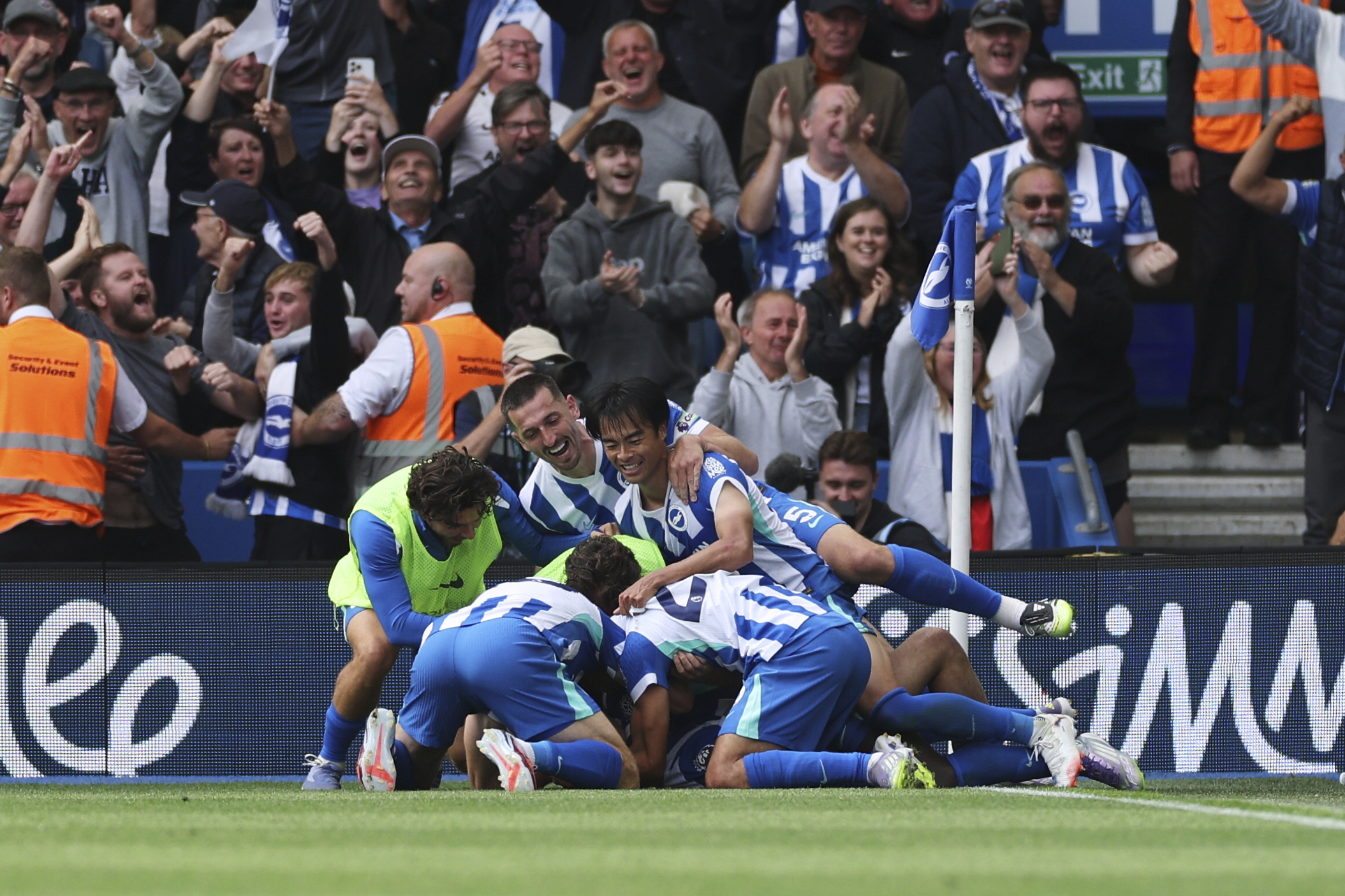 Brighton and Hove Albion players celebrate after Brighton's Brajan Gruda scored his side's second goal during the English Premier League soccer match between Brighton and Hove Albion and Manchester City at the Falmer stadium in Brighton, England, Sunday, Aug. 31, 2025.