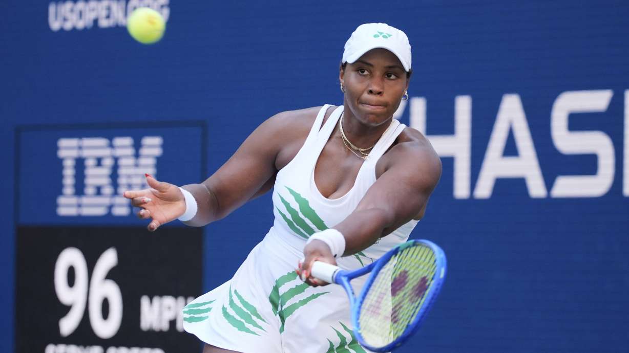 Taylor Townsend, of the United States, returns a shot against Barbora Krejcikova, of the Czech Republic, during the fourth round of the U.S. Open tennis championships, Sunday, Aug. 31, 2025, in New York.