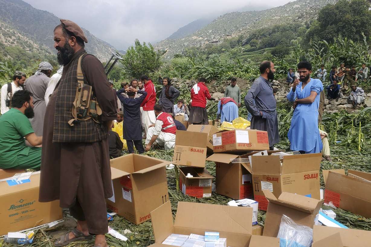 Civil defense workers, locals, and army soldiers prepare to evacuate injured victims of an earthquake that killed hundreds and destroyed numerous villages in eastern Afghanistan, in Mazar Dara, Kunar province, Monday.