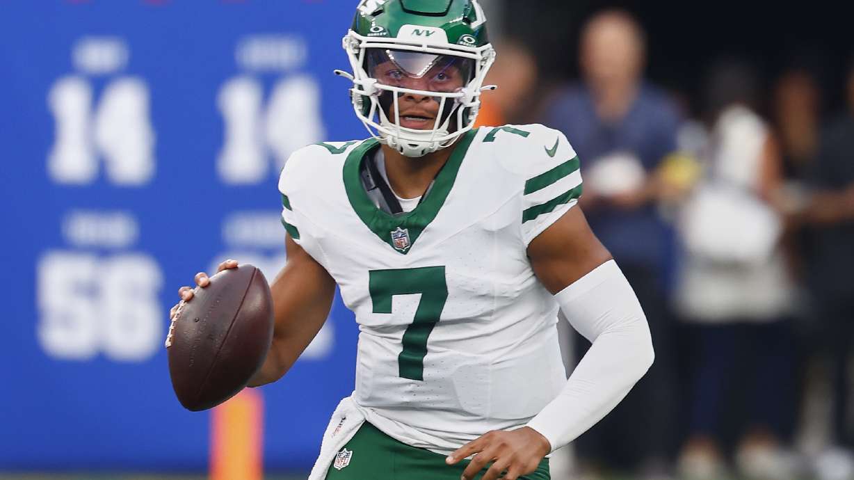 New York Jets quarterback Justin Fields (7) looks to pass against the New York Giants during the first quarter of an NFL football game, Saturday, Aug. 16, 2025, in East Rutherford, N.J.