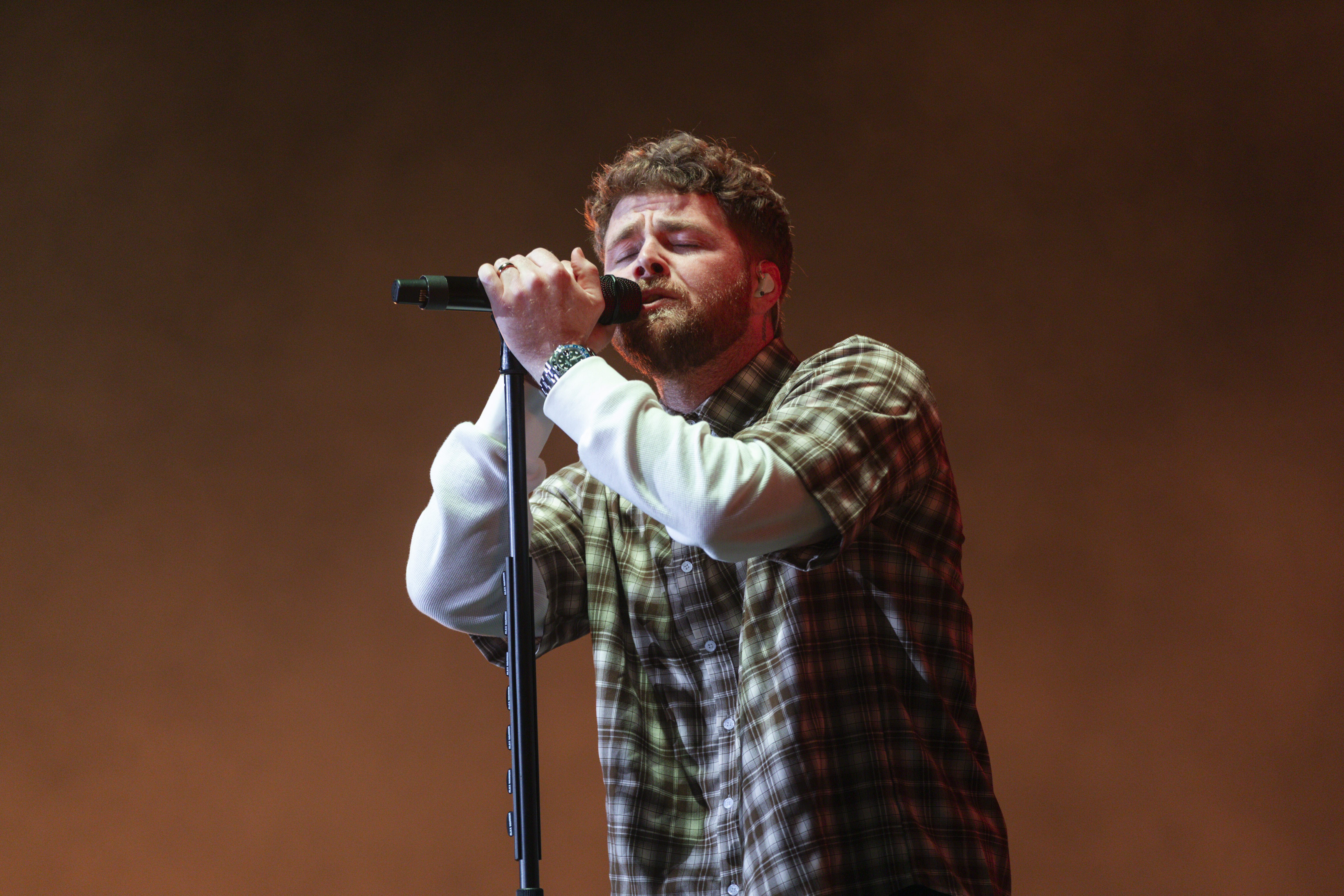 Alex Warren performs at Frontwave Arena in Oceanside, Calif., on Aug. 9.