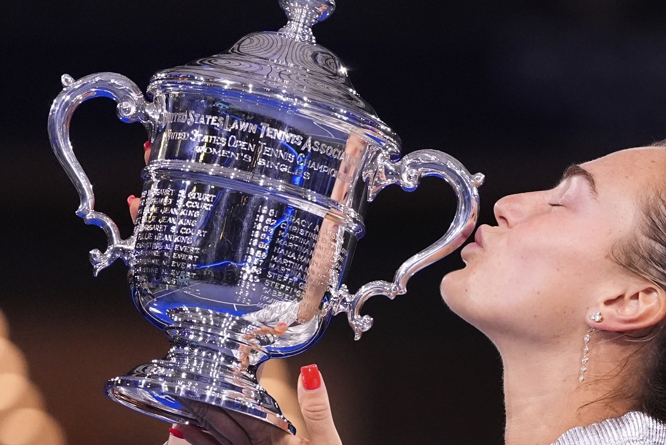 Aryna Sabalenka, of Belarus, holds her trophy aftyer defeating Amanda Anisimova, of the United States, after the women's finals of the U.S. Open tennis championships, Saturday, Sept. 6, 2025, in New York.