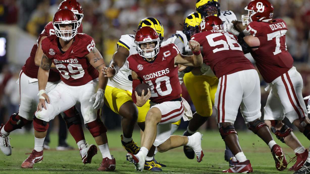 Oklahoma quarterback John Mateer (10) runs the ball against Michigan during the first half of an NCAA college football game Saturday, Sept. 6, 2025, in Norman, Okla.