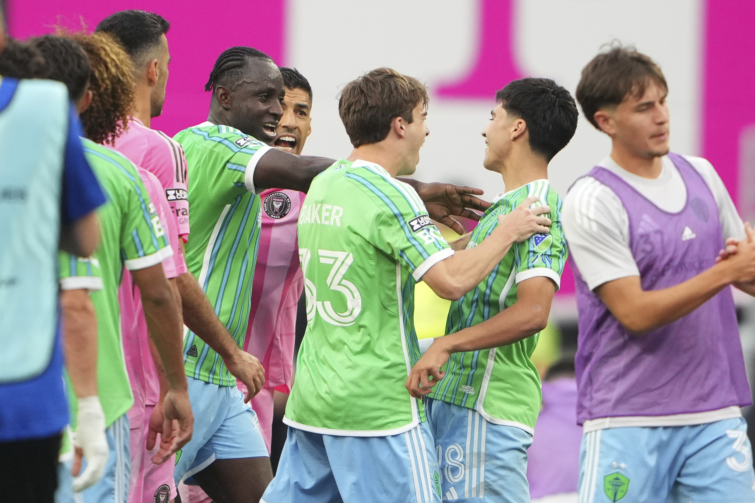 Inter Miami forward Luis Suárez, back center facing, is separated from Seattle Sounders midfielder Obed Vargas, second from right, by defender Yeimar Gómez and defender Cody Baker (33) after the Leagues Cup final soccer match Sunday, Aug. 31, 2025, in Seattle. 