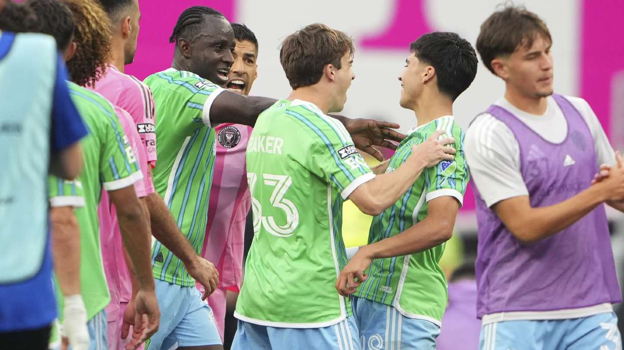 Inter Miami forward Luis Suárez, back center facing, is separated from Seattle Sounders midfielder Obed Vargas, second from right, by defender Yeimar Gómez and defender Cody Baker (33) after the Leagues Cup final soccer match Sunday, Aug. 31, 2025, in Seattle.