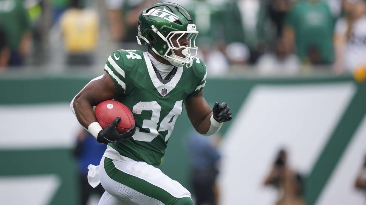 New York Jets' Kene Nwangwu returns the opening kickoff from the Pittsburgh Steelers during the first half of an NFL football game Sunday, Sept. 7, 2025, in East Rutherford, N.J.
