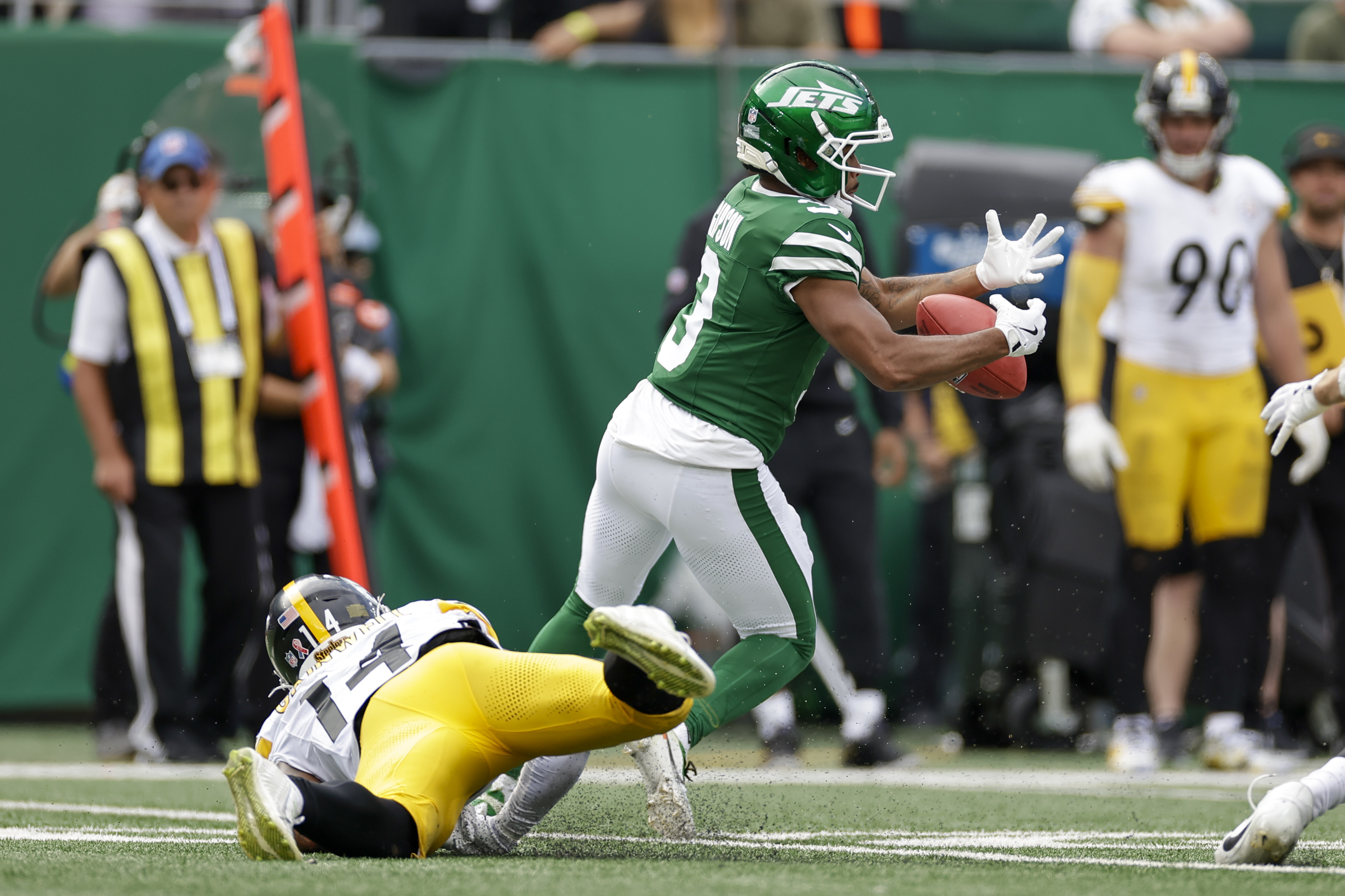 New York Jets' Xavier Gipson, right, drops a kickoff return after Pittsburgh Steelers running back Kenneth Gainwell, left, slapped it out of his hands during the second half of an NFL football game Sunday, Sept. 7, 2025, in East Rutherford, N.J. 