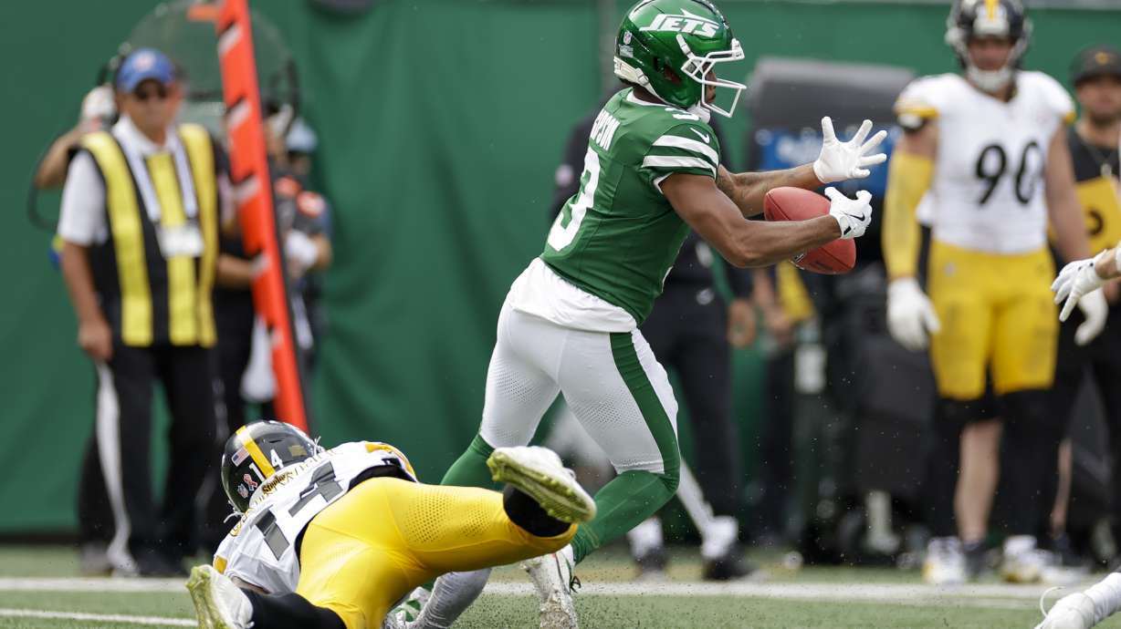 New York Jets' Xavier Gipson, right, drops a kickoff return after Pittsburgh Steelers running back Kenneth Gainwell, left, slapped it out of his hands during the second half of an NFL football game Sunday, Sept. 7, 2025, in East Rutherford, N.J.