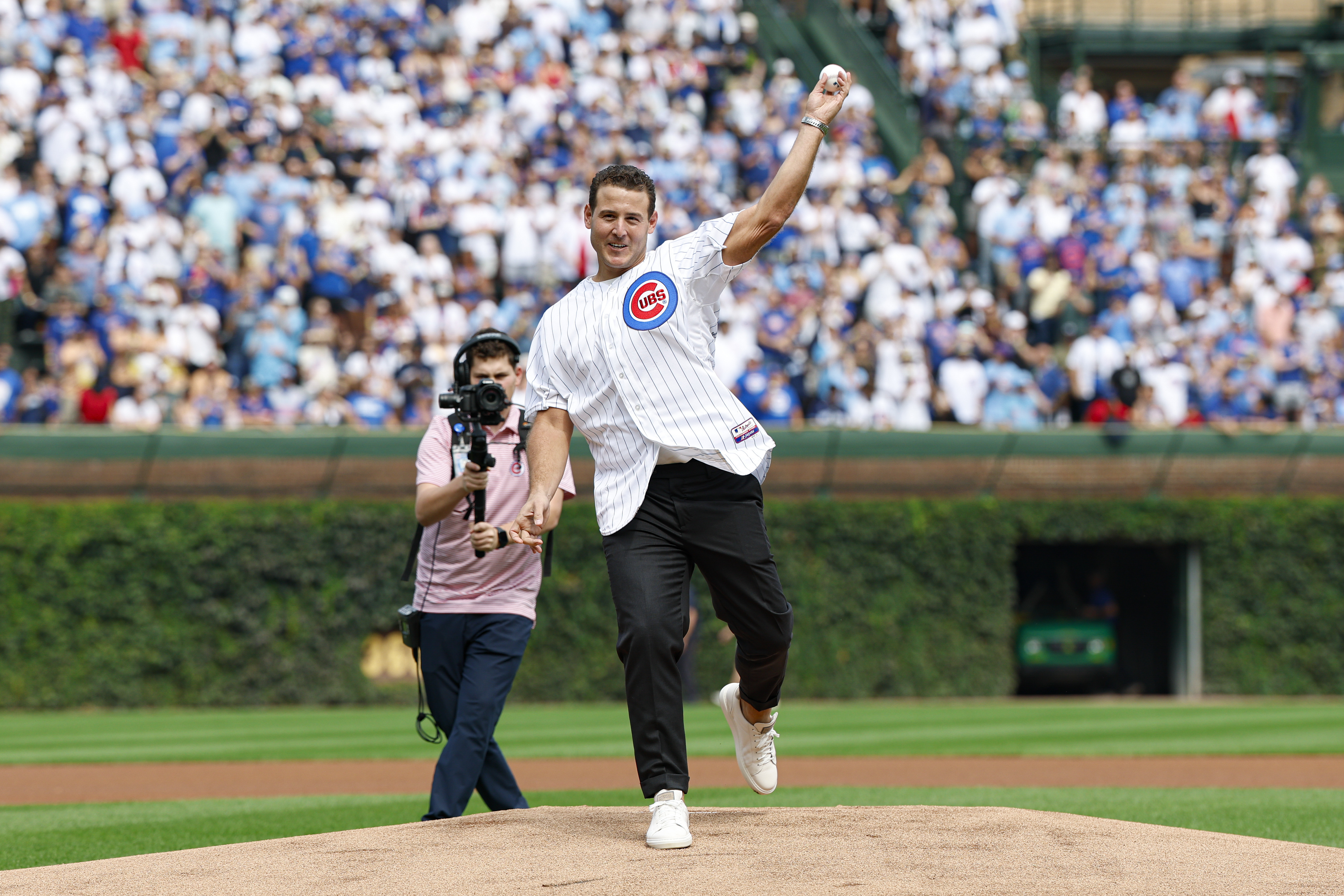 Former Chicago Cubs player Anthony Rizzo throws out a ceremonial first pitch before a baseball game between the Tampa Bay Rays and Chicago Cubs, Saturday, Sept. 13, 2025, in Chicago. 