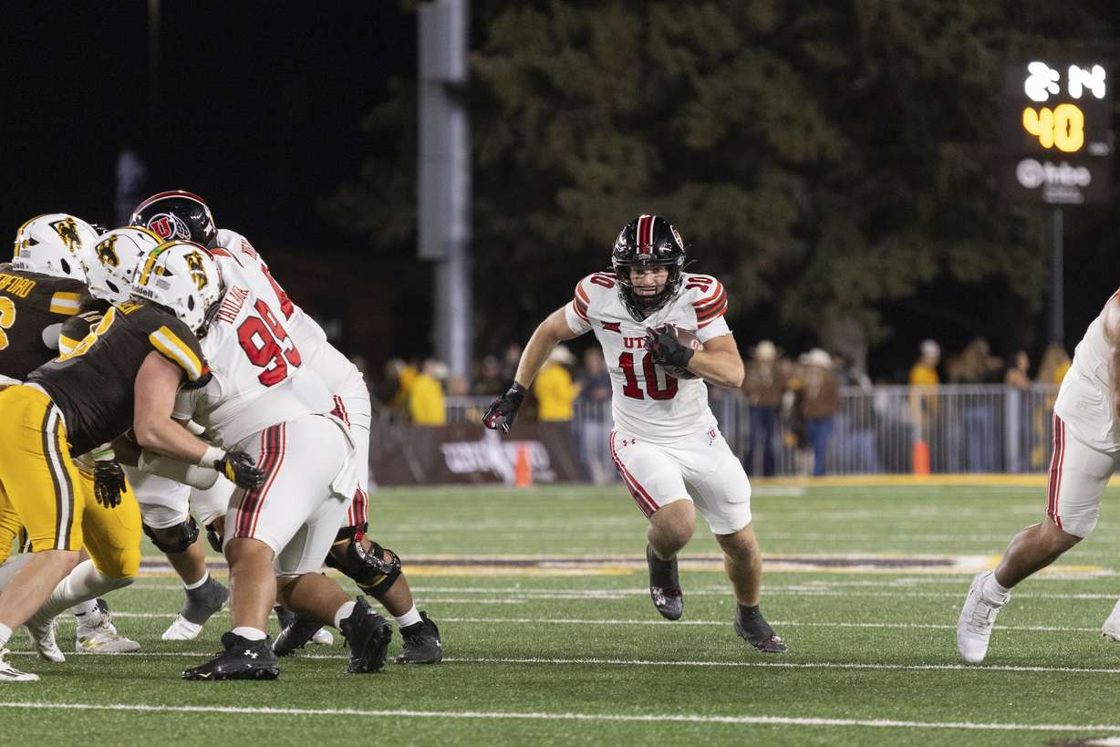 Utah tight end Hunter Andrews (10) during the second half of an NCAA college football game, Saturday, Sept. 13, 2025, in Laramie, Wyo.