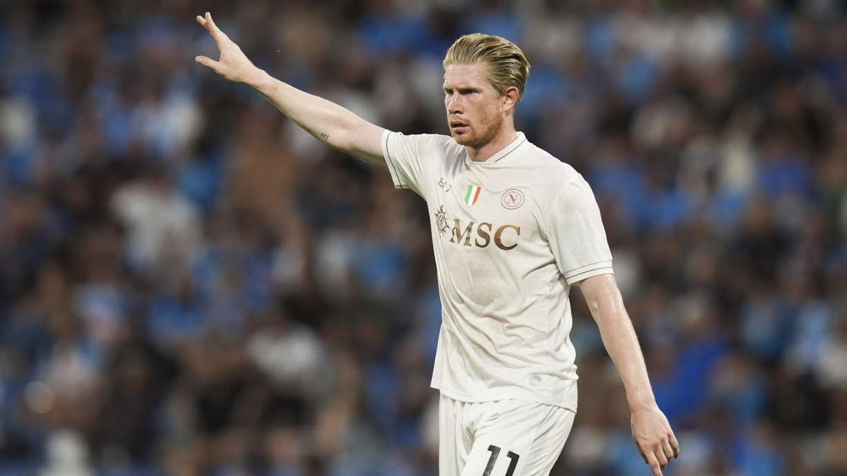 Napoli's Kevin De Bruyne shouts instructions to his teammates during the Serie A soccer match between Sassuolo and Napoli at the Mapei Stadium Città del Tricolore in Reggio Emilia, Italy, on Saturday, August 23, 2025.