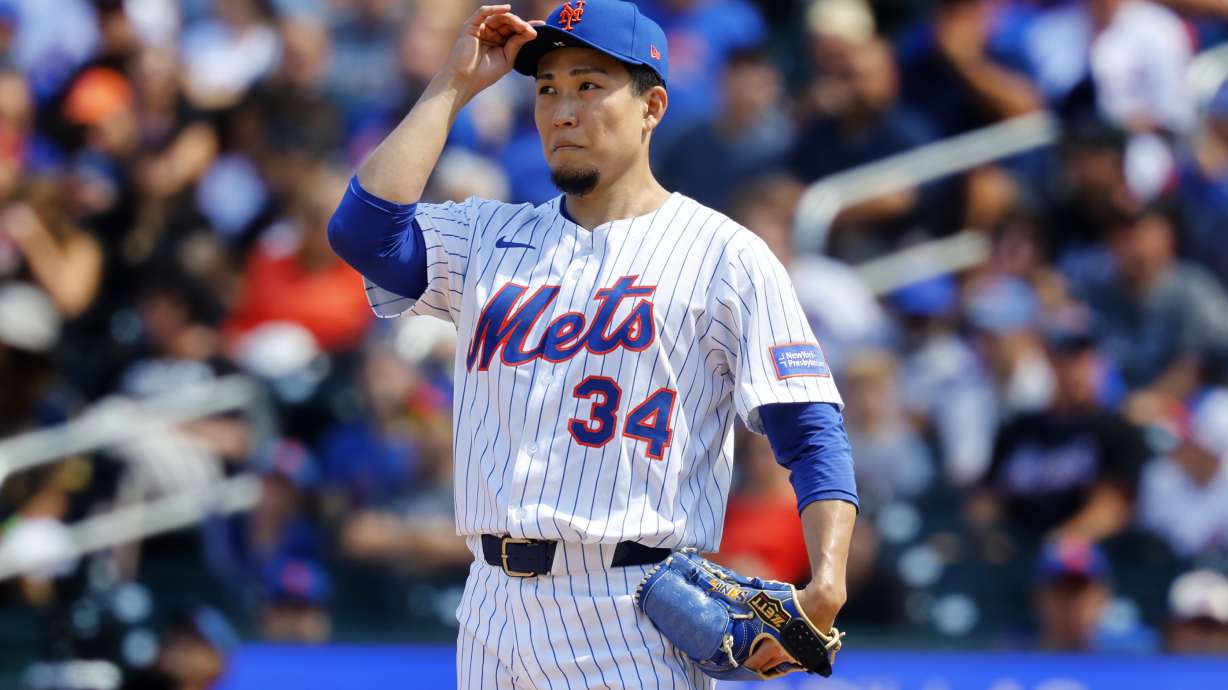 New York Mets' Kodai Senga pauses before pitching during the first inning of a baseball game against the Miami Marlins, Sunday, Aug. 31, 2025, in New York.