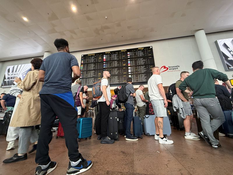 مسافران در فرودگاه بروکسل در Zaventem ، بلژیک ، شنبه. حمله سایبری به یک ارائه دهنده سیستم عملیاتی را در فرودگاه های سراسر اروپا ، از جمله بروکسل ، با این اختلال انتظار می رود تا یکشنبه ادامه یابد.