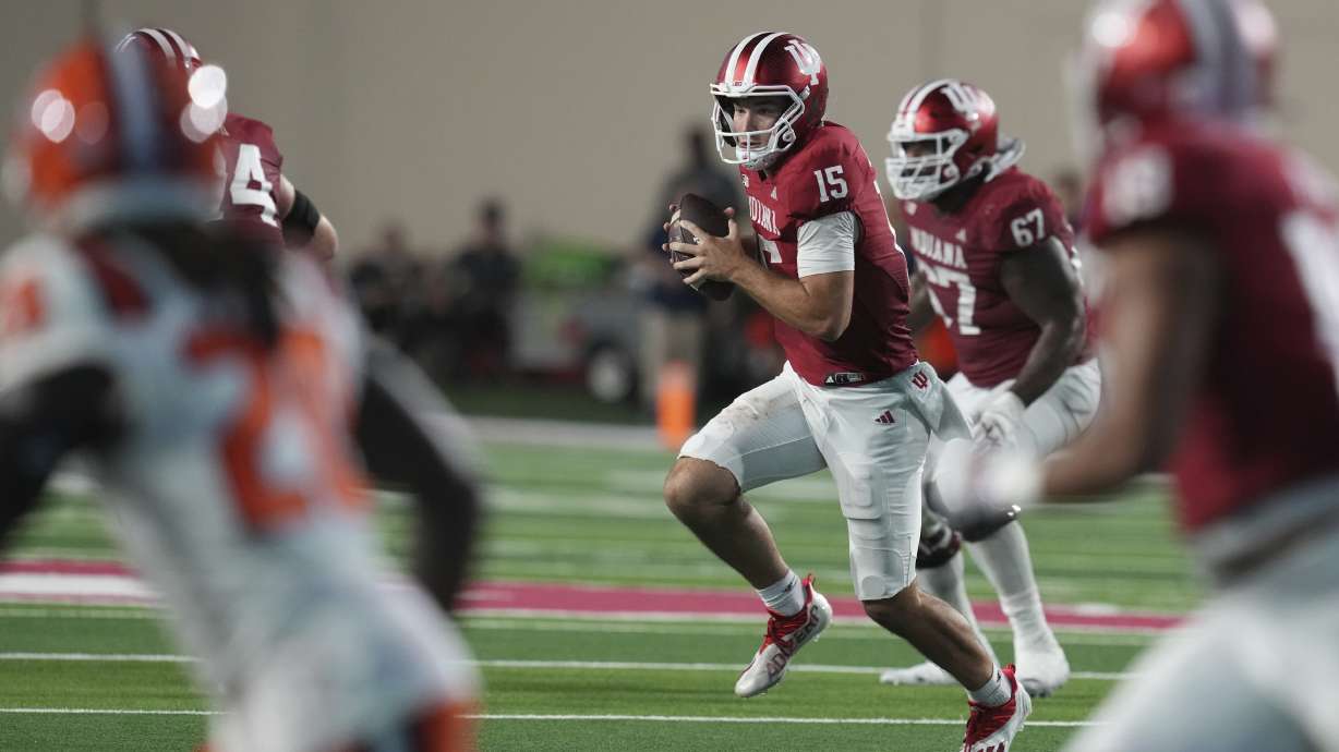 Indiana quarterback Fernando Mendoza (15) runs during the second half of an NCAA college football game against Illinois, Saturday, Sept. 20, 2025, in Bloomington, Ind.
