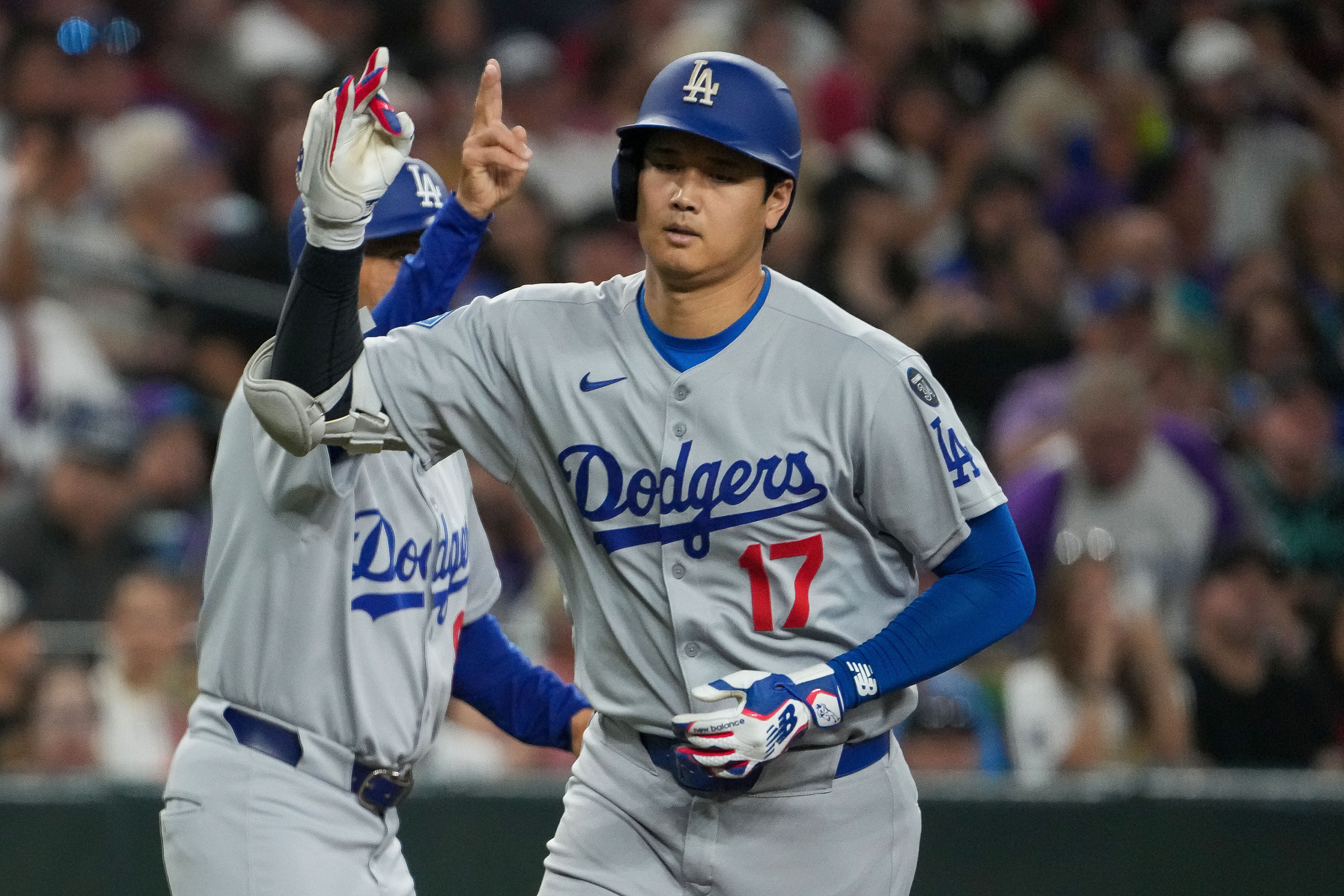 El japonés Shohei Ohtani, de los Dodgers de Los Ángeles, festeja luego de conectar un jonrón ante los Diamondbacks de Arizona, el jueves 25 de septiembre de 2025