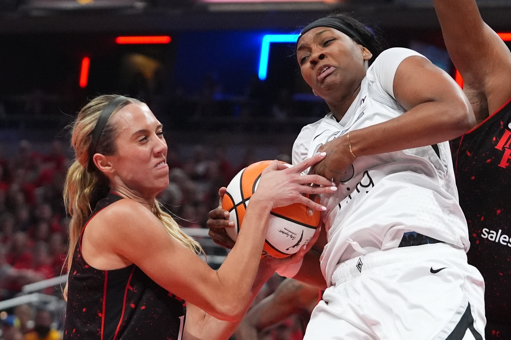 Las Vegas Aces' NaLyssa Smith, right, is tied up by Indiana Fever's Lexie Hull during first half of Game 3 of a WNBA basketball playoff semifinals series, Friday, Sept. 26, 2025, in Indianapolis.
