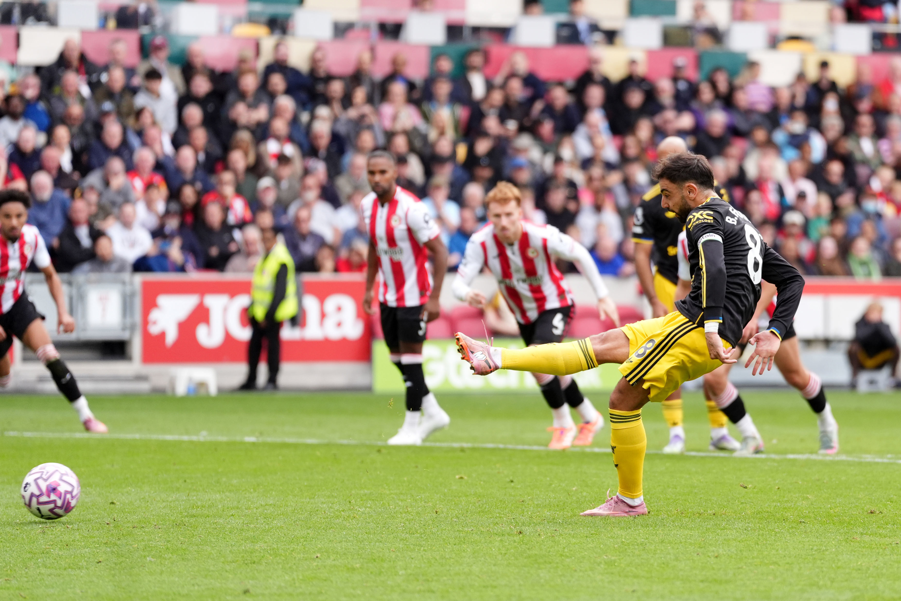 Manchester United's Bruno Fernandes misses a penalty during the English Premier League soccer match between Brentford and Manchester United at the Gtech Community Stadium, London, Saturday, Sept. 27, 2025. 