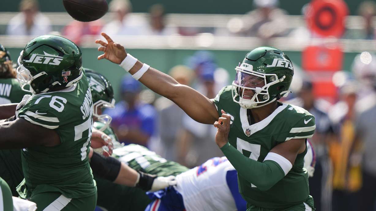 New York Jets quarterback Justin Fields (7) passes against the Buffalo Bills during the third quarter of an NFL football game, Sunday, Sept. 14, 2025, in East Rutherford, N.J.