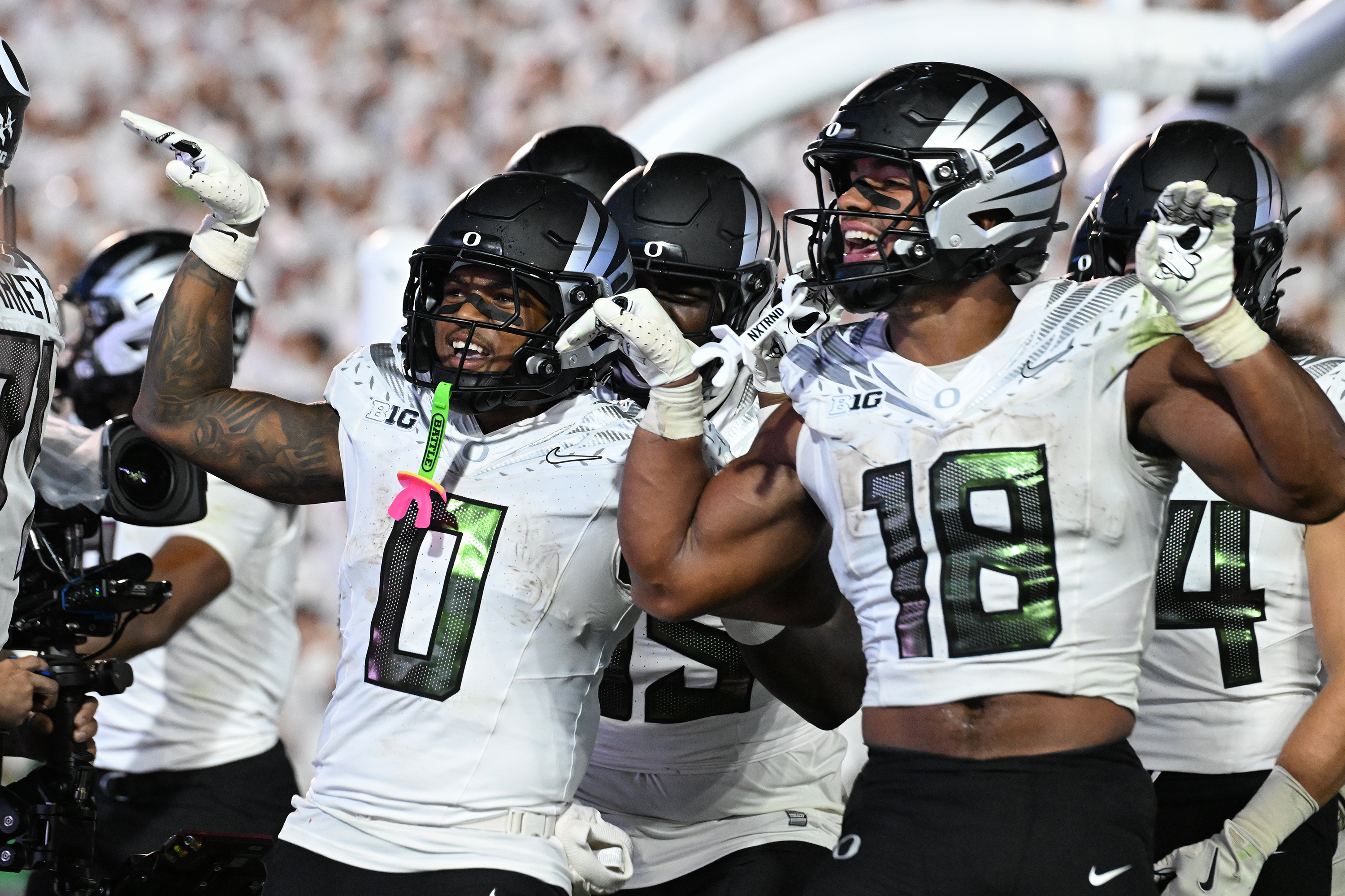 Oregon running back Jordon Davison (0) celebrates a touchdown with tight end Kenyon Sadiq (18) against Penn State during the fourth quarter of their NCAA college football game, Saturday, Sept. 27, 2025, in State College, Pa. 