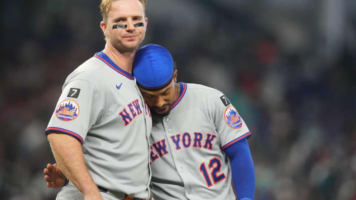 New York Mets' Pete Alonso, left, stands with Francisco Lindor after flying out with the bases loaded during the fifth inning of a baseball game against the Miami Marlins, Sunday, Sept. 28, 2025, in Miami.