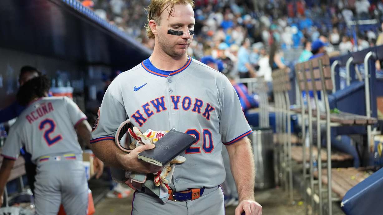 New York Mets' Pete Alonso gathers his belongings in the dugout after the Mets lost to the Miami Marlins in a baseball game, Sunday, Sept. 28, 2025, in Miami.