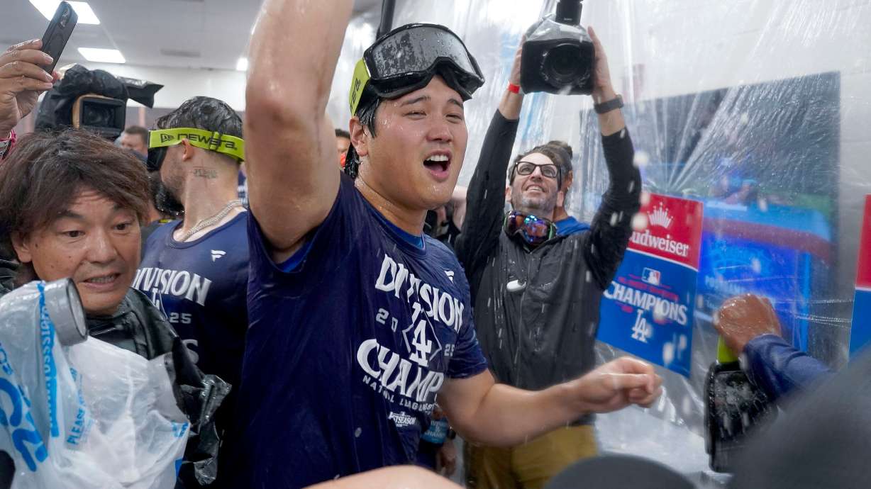 Los Angeles Dodgers two-way player Shohei Ohtani (17) center, celebrates after the Dodgers clinched the National League West title against the Arizona Diamondbacks during a baseball game at Chase Field Thursday, Sept. 25, 2025, in Phoenix.