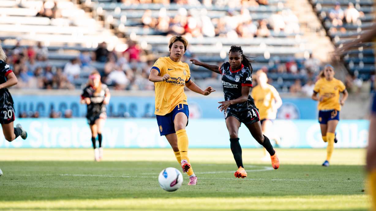 Mina Tanaka, middle, dribbles away from Chicago defenders.