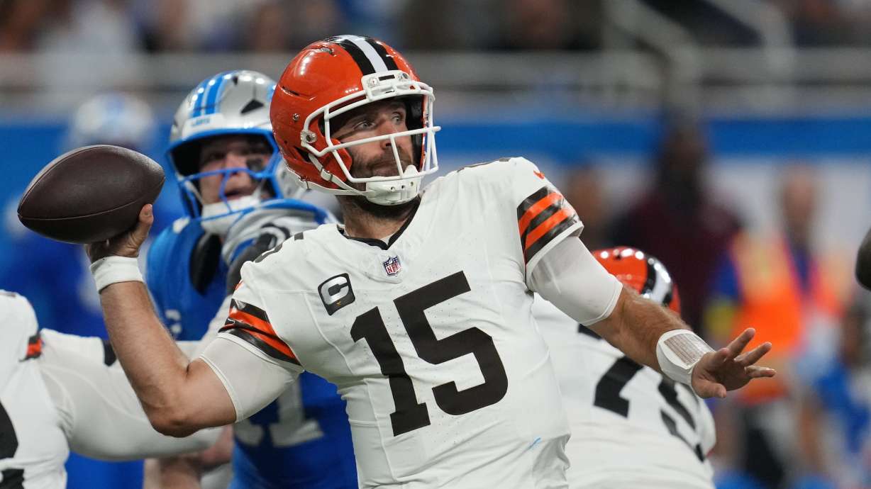 Cleveland Browns quarterback Joe Flacco (15) throws during the second half of an NFL football game against the Detroit Lions, Sunday, Sept. 28, 2025, in Detroit.