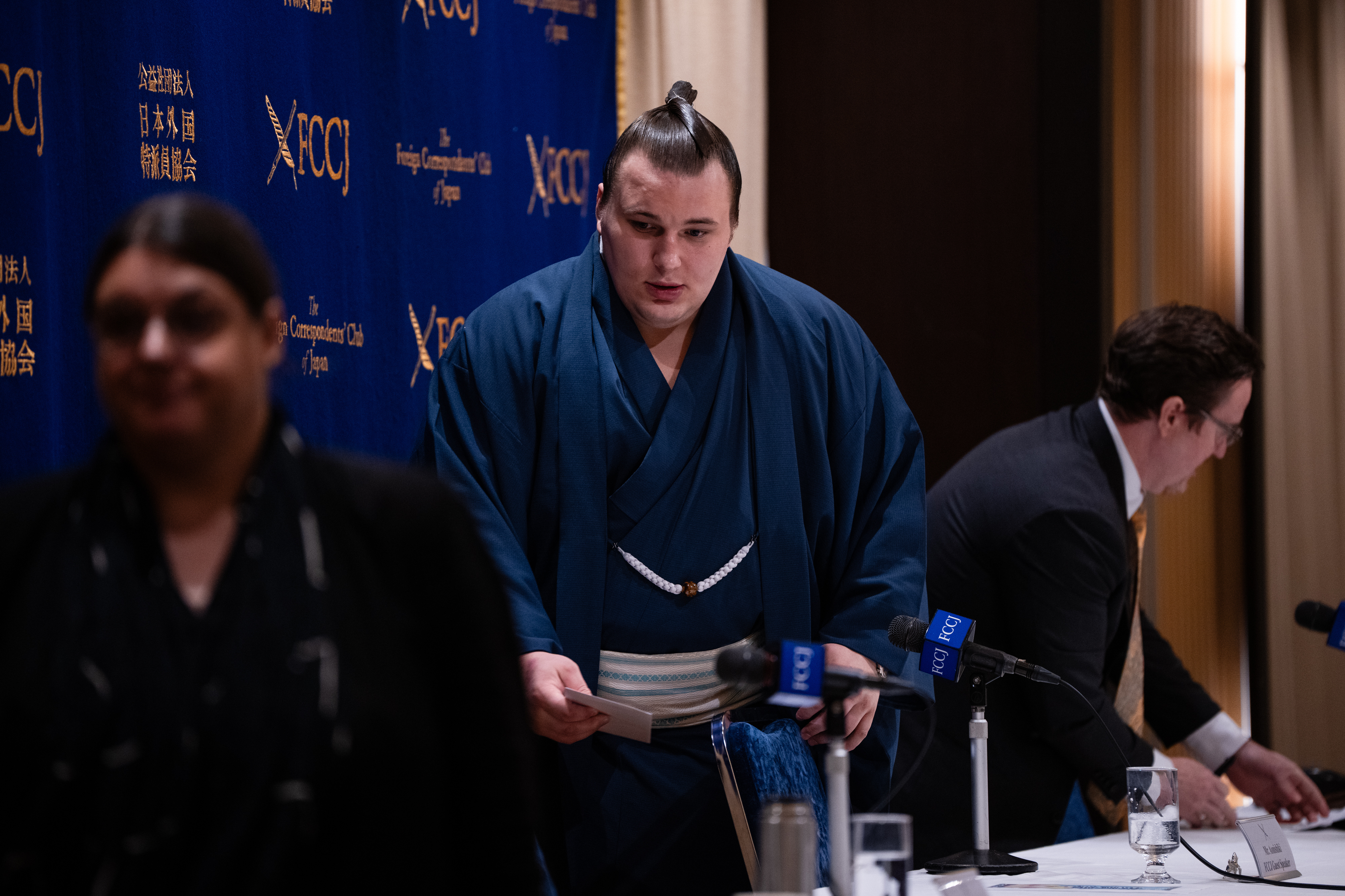 Ukrainian sumo wrestler Danilo Yavhushyshyn, known by his Japanese name Aonishiki Arata, leaves a press conference at the Foreign Correspondents' Club of Japan, in Tokyo, Thursday, Oct. 9, 2025. 