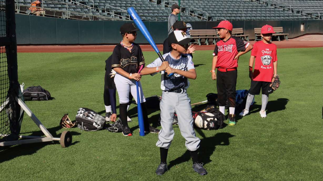 Béisbol en Salt Lake: Two Mexican baseball teams to face off over the weekend in Utah 2 Two Mexican baseball teams will play games in Utah on Saturday and Sunday, with other activities like a youth baseball clinic also planned. The photo shows the clinic before a game in the 2024 installment of the initiative.