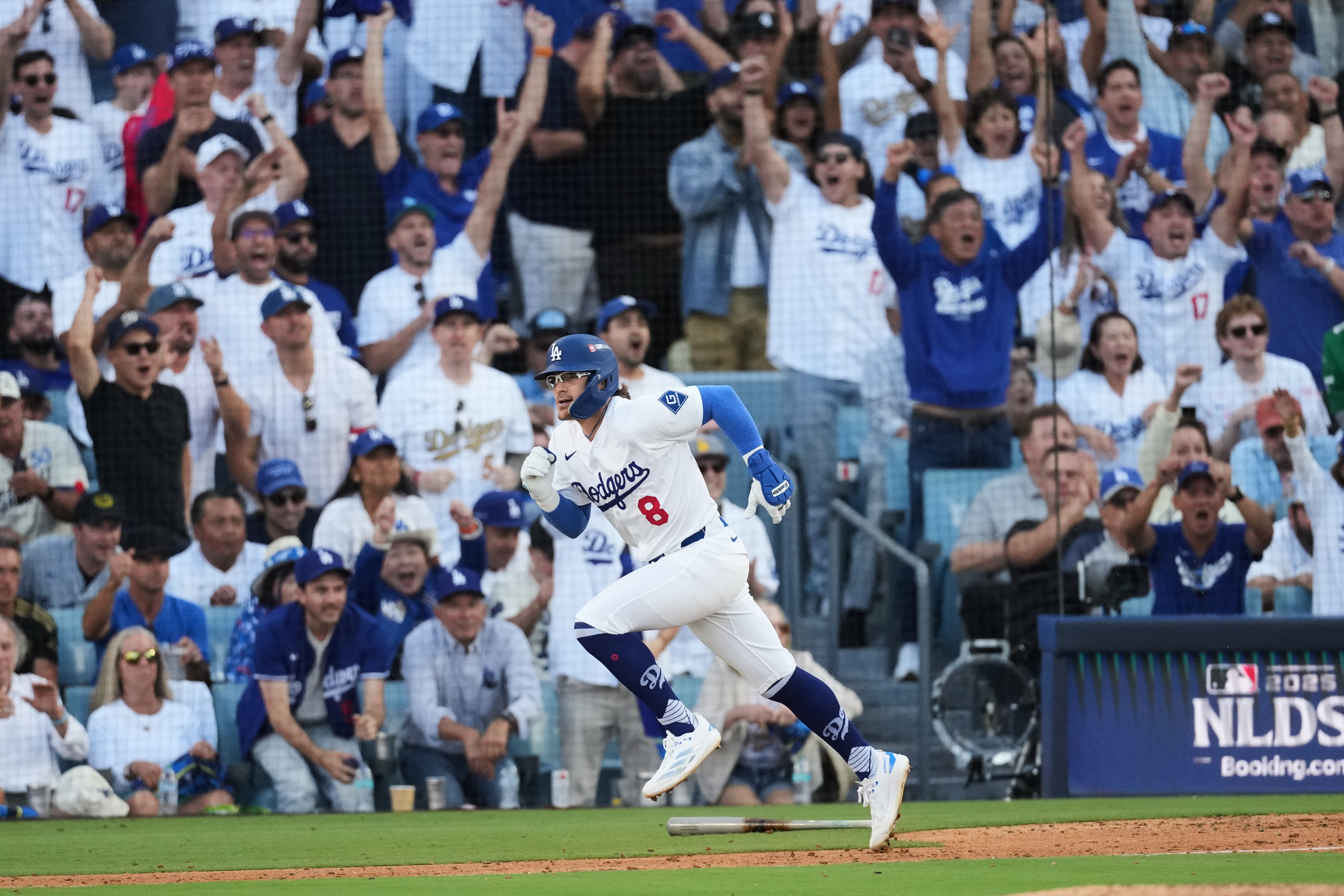 El puertorriqueño Kike Hernández de los Dodgers de Los Ángeles corre a primera base con un sencillo durante la séptima entrada en el Juego 4 de la Serie Divisional de la Liga Nacional de béisbol contra los Filis de Filadelfia, el jueves 9 de octubre de 2025, en Los Ángeles. 
