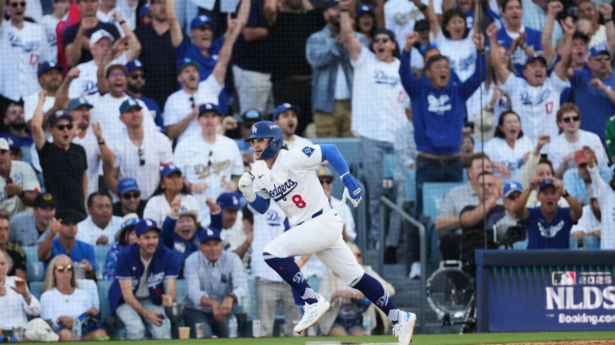 El puertorriqueño Kike Hernández de los Dodgers de Los Ángeles corre a primera base con un sencillo durante la séptima entrada en el Juego 4 de la Serie Divisional de la Liga Nacional de béisbol contra los Filis de Filadelfia, el jueves 9 de octubre de 2025, en Los Ángeles.