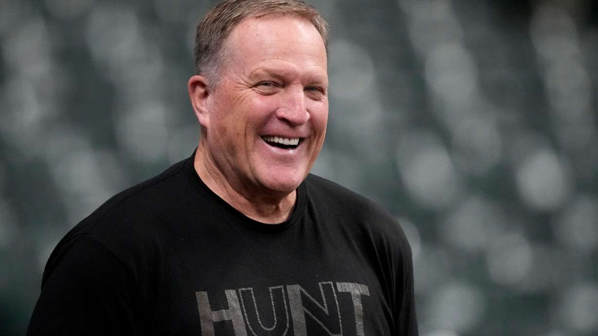 Milwaukee Brewers manager Pat Murphy watches during batting practice ahead of Game 1 of baseball's National League Championship Series between the Milwaukee Brewers and the Los Angeles Dodgers on Sunday, Oct. 12, 2025, in Milwaukee.